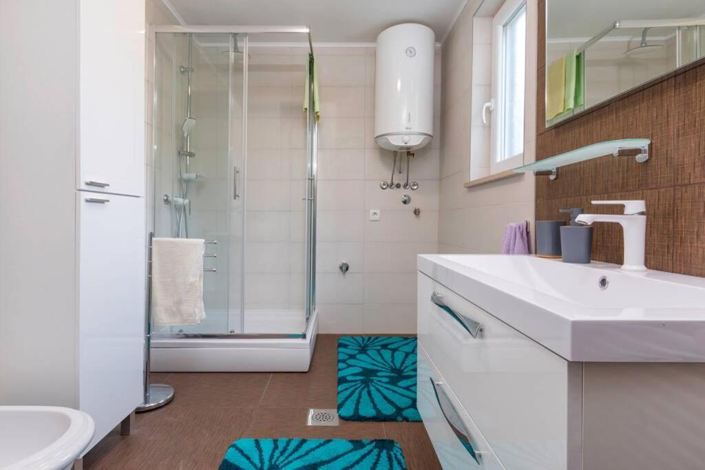 Predivan Novouredeni Apartman U Blizini Mora Banjole Buitenkant foto