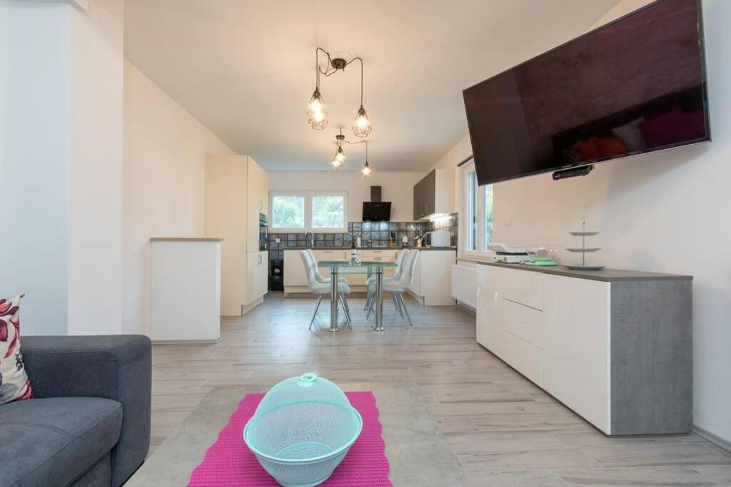 Predivan Novouredeni Apartman U Blizini Mora Banjole Buitenkant foto
