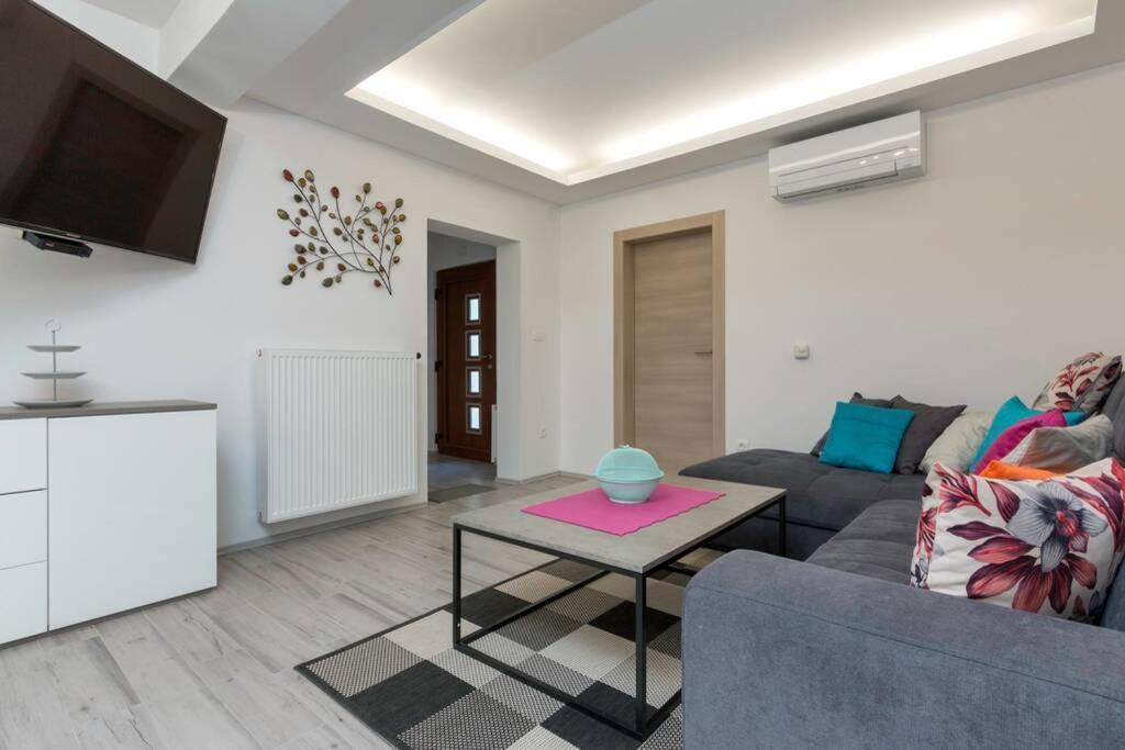 Predivan Novouredeni Apartman U Blizini Mora Banjole Buitenkant foto